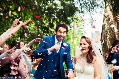 oxfordshire wedding photography, cotswold wedding photography, wedding confetti