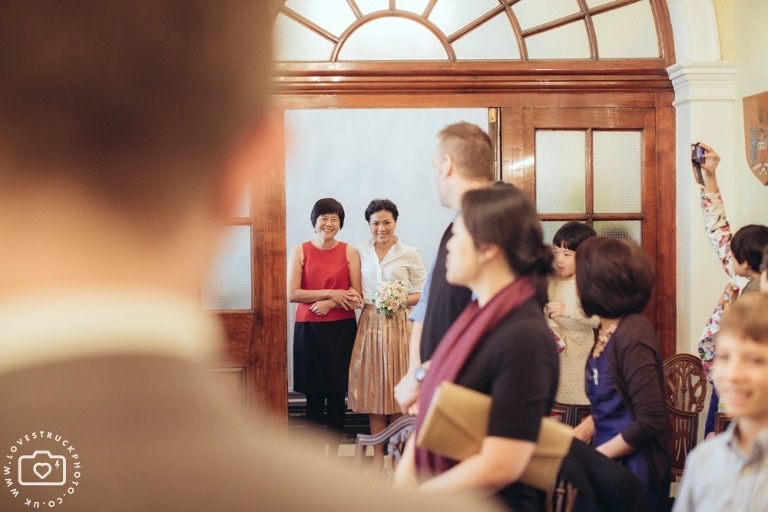 fun wedding photography london, quirky wedding in Kensington registry office