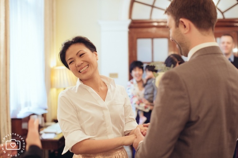 fun wedding photography london, quirky wedding in Kensington registry office