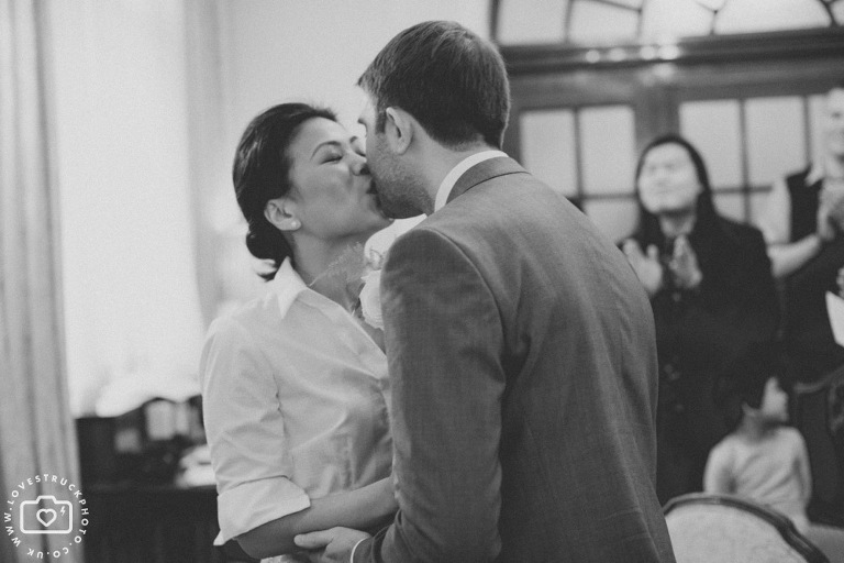 fun wedding photography london, quirky wedding in Kensington registry office