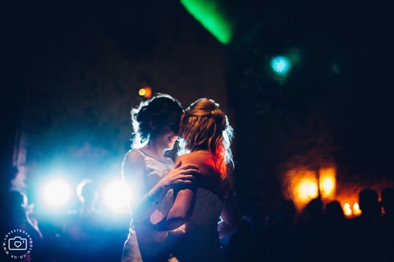 cripps barn dancing, wedding first dance, fun wedding photography