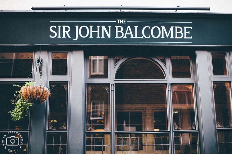 Sir John Balcombe Pub Wedding in Regents Park London, quirky london wedding marylebone