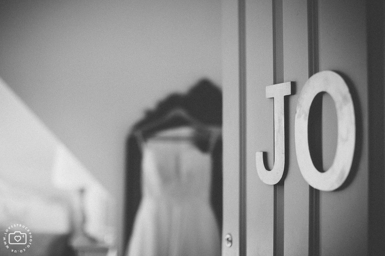 bride getting ready, oxfordshire quirky wedding