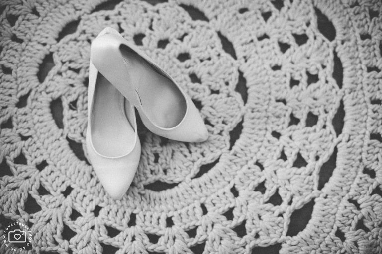 bride getting ready, oxfordshire quirky wedding