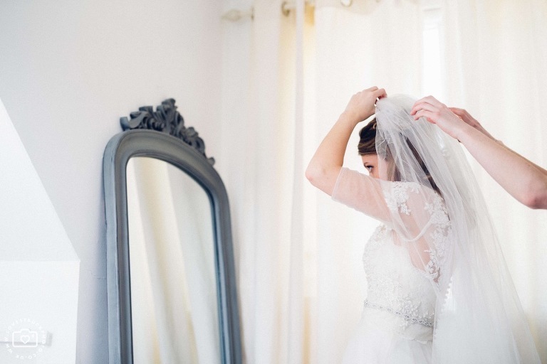 bride getting ready, oxfordshire quirky wedding