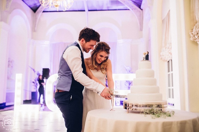 blenheim palace wedding, oxfordshire traditional wedding, english palace wedding, english countryside wedding, the orangery wedding, cake cutting