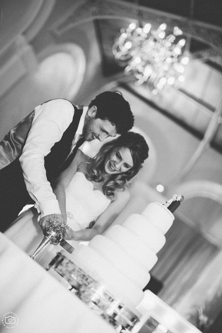 blenheim palace wedding, oxfordshire traditional wedding, english palace wedding, english countryside wedding, the orangery wedding, cake cutting